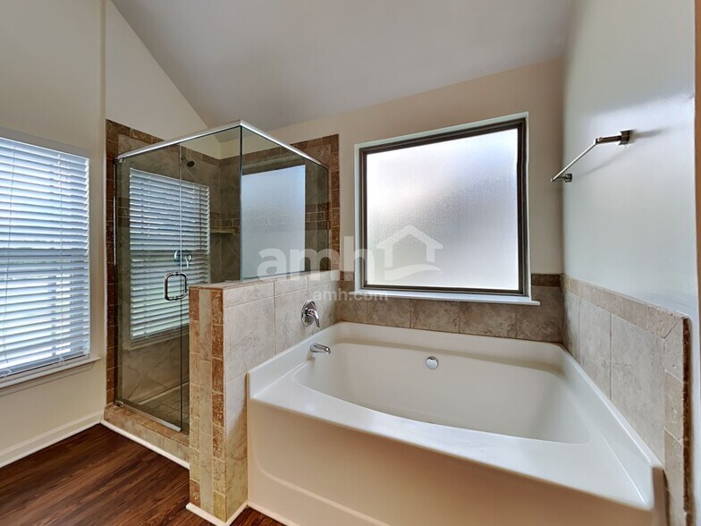 Building Photo - 402 Cleburne Pl