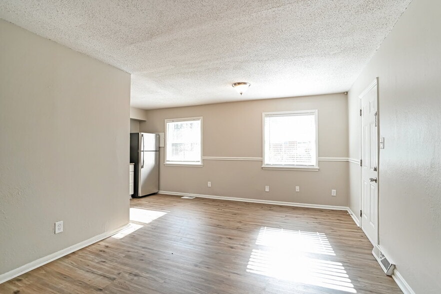 Building Photo - 1618 Longleaf Dr