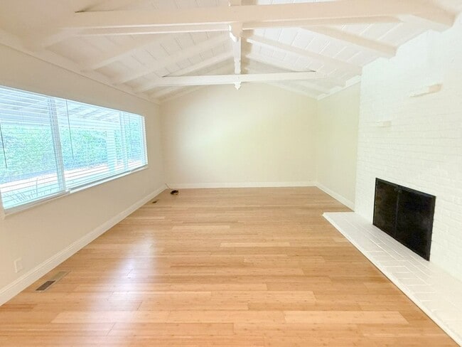 Building Photo - Remodeled One Story Home Located In Desirable Lafayette !