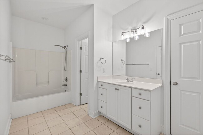 Building Photo - Beautiful 6BR Executive Brentwood Home with Pool