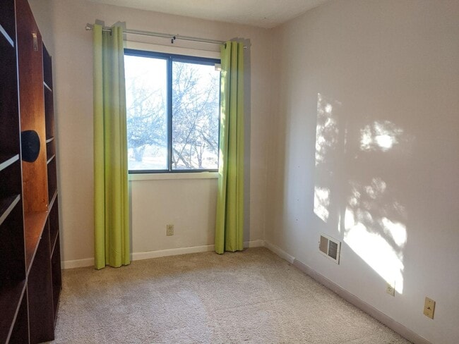 Building Photo - Cute 3 Bedroom Condo