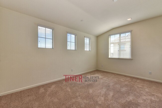 Building Photo - Like New Somerset Ranch Home!