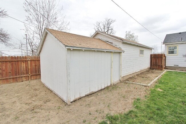Building Photo - Charming Single-Level Home