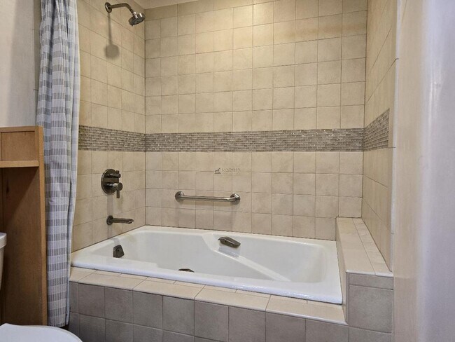 Building Photo - 133 Valley Dr