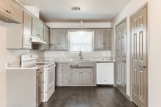 Building Photo - 14013 N Everest Ave