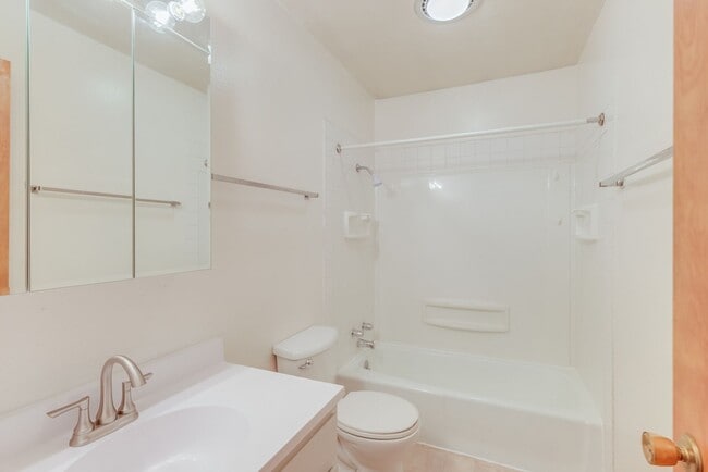 Building Photo - 2 bedroom 1 bathroom duplex-Available JUNE 2026