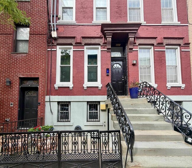 Building Photo - 86 Monroe St