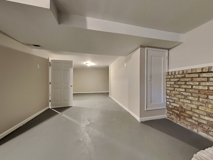 Building Photo - 657 Shore Dr