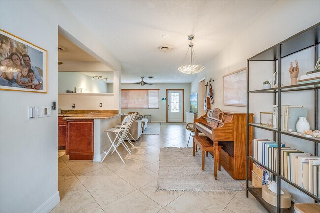 Building Photo - 1512 E Hawthorne Cir