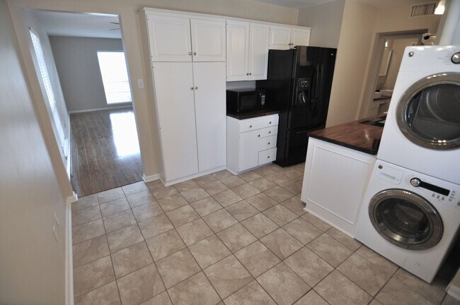 Building Photo - Beautiful Austin condo in amazing location!