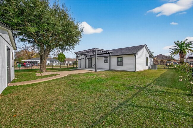 Building Photo - 3527 La Retama Dr