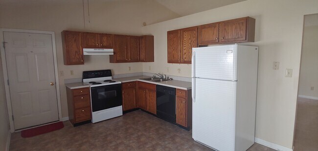 Building Photo - One Level home with 3 bedrooms,2 bath  Large back yard!       26032326