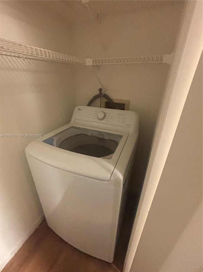 Building Photo - 875 Riverside Dr