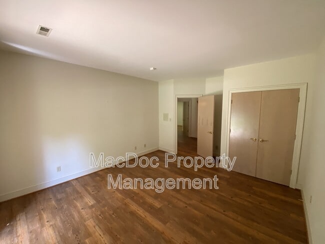 Building Photo - 11225 N Club Dr