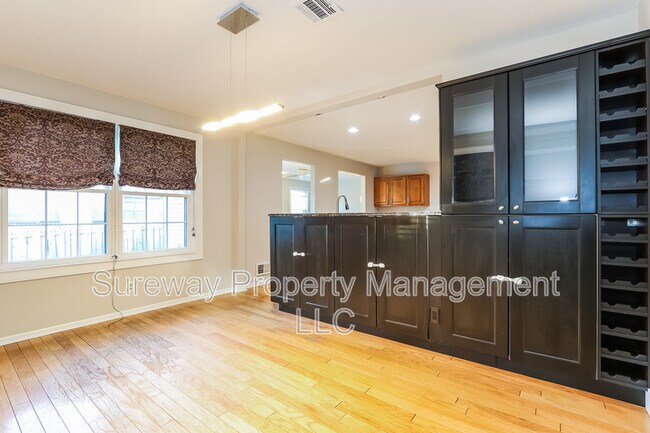 Building Photo - 5 Isa Ct