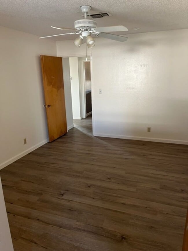 Building Photo - 3 BR 2 Bath