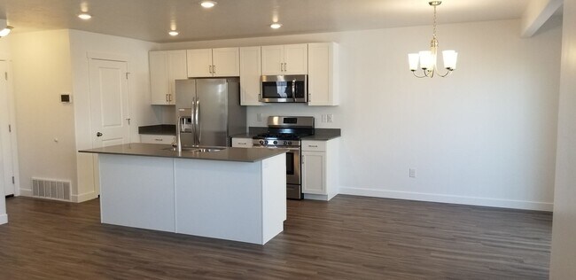 Building Photo - 3 Bedroom Town Home in Herriman Available ...