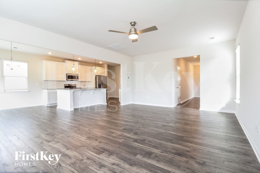 Building Photo - 806 Birchcrest Wy