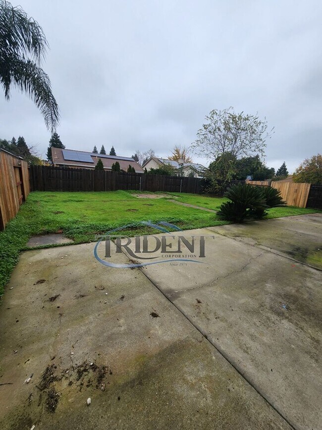 Building Photo - 3 bedroom, 2 ½ bath SOLAR home