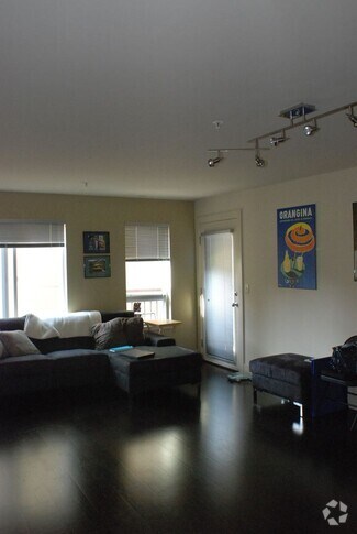 Building Photo - 1 Bedroom condo parking included