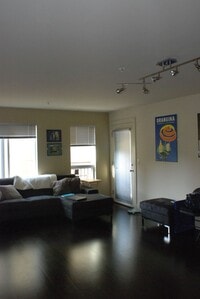 Building Photo - 1 Bedroom condo parking included