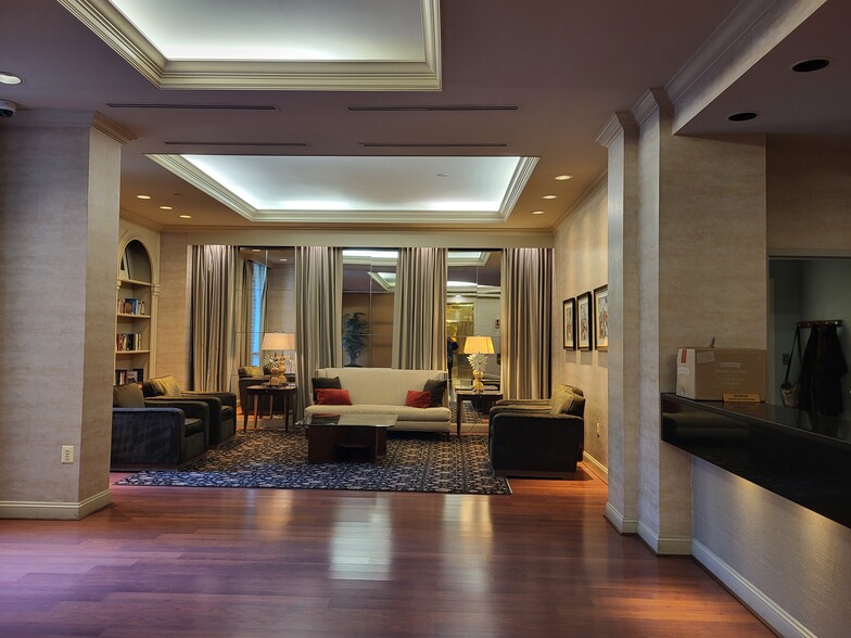 Lobby - 4808 Moorland Ln