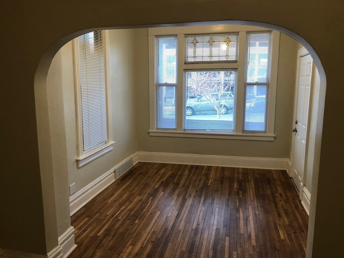 Building Photo - 694 6th St E