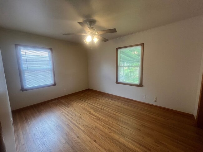 Building Photo - Midtown bungalow, beautiful hard wood floors, lots of natural light.