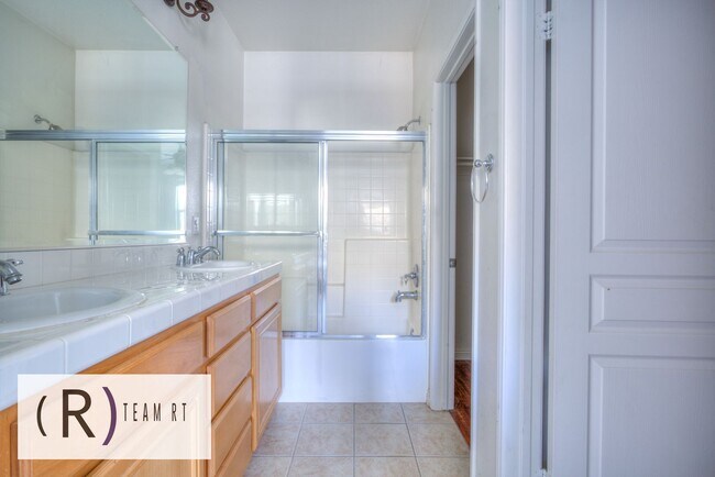Building Photo - A Stunning Two-Story 2 Bed 2 Bath Home near Victoria Gardens