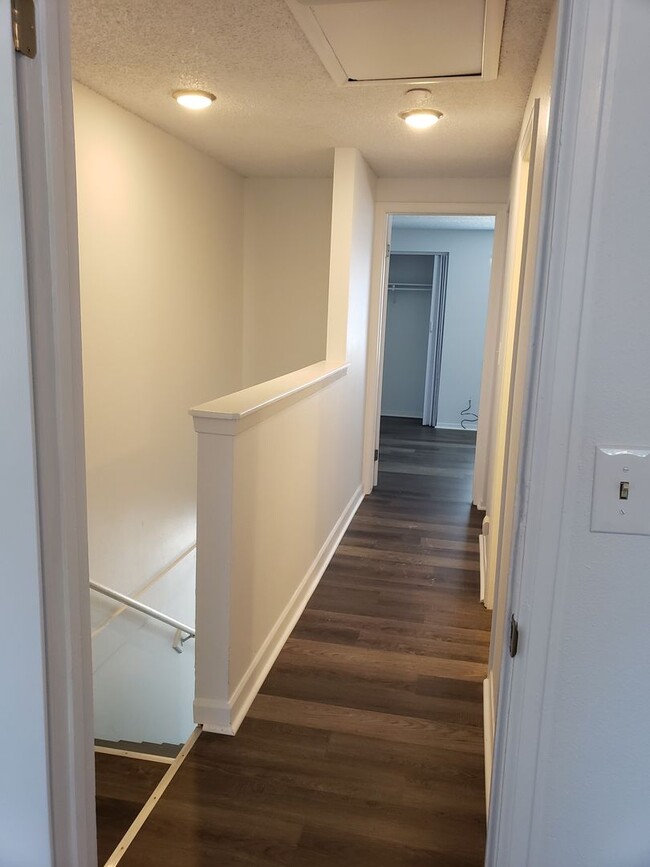 Building Photo - 2 Bedroom Townhome - Spacious!