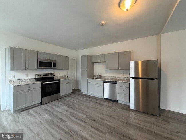 Building Photo - 731 E 4th St