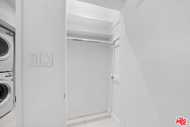 Building Photo - 148 S Reeves Dr