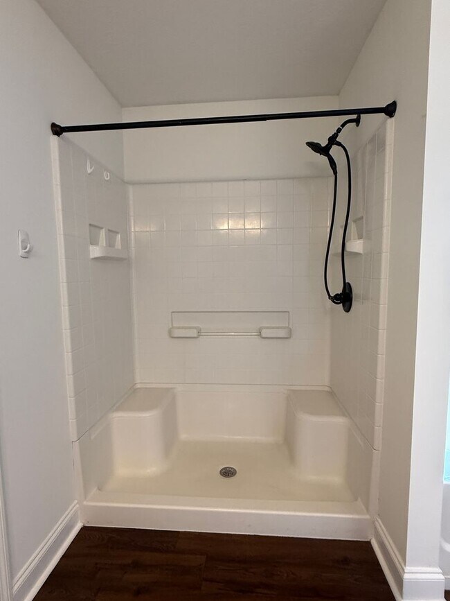 Building Photo - 3 bedroom, 2 bathroom Home with Fenced Yard