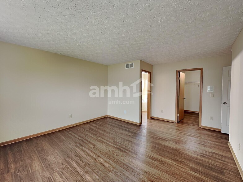 Building Photo - 452 Crestmoore Dr