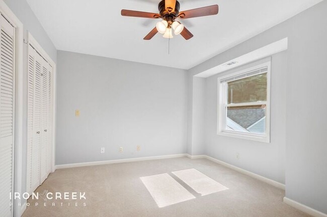 Building Photo - 8 Briar Knoll Ct