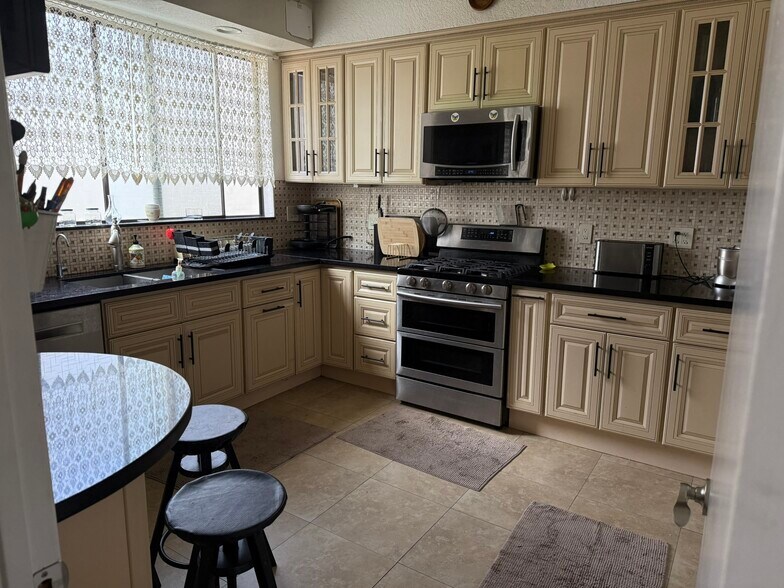 Kitchen - 3647 Keystone Ave