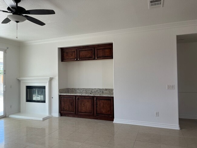 Building Photo - Spacious 5-bedroom, 3-bathroom home in Ade...