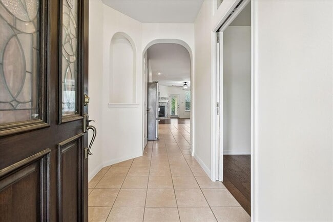 Building Photo - 206 Saddle Ridge Dr