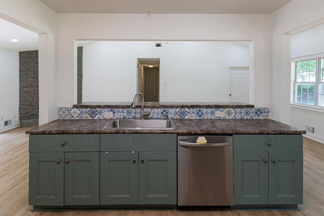 Building Photo - 4BR Home on 1 Acre with Finished Basement in Fayetteville