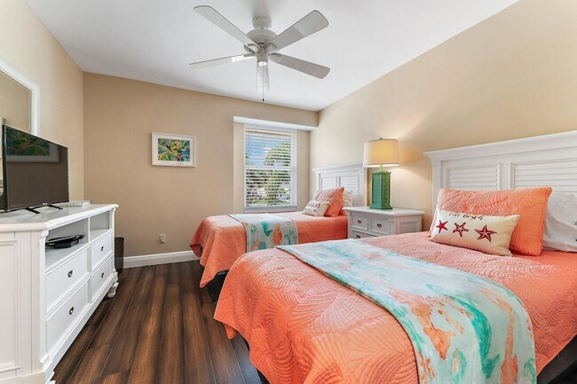 Building Photo - 2905 Fairway Dr N