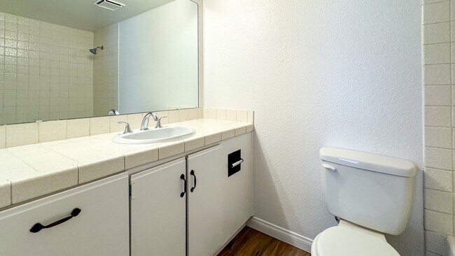 Building Photo - Las Vegas 2-Bed, 2-Bath Condo in Secure Ga...