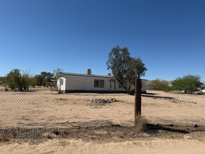 Building Photo - Beautiful fully remodeled 3 bedroom