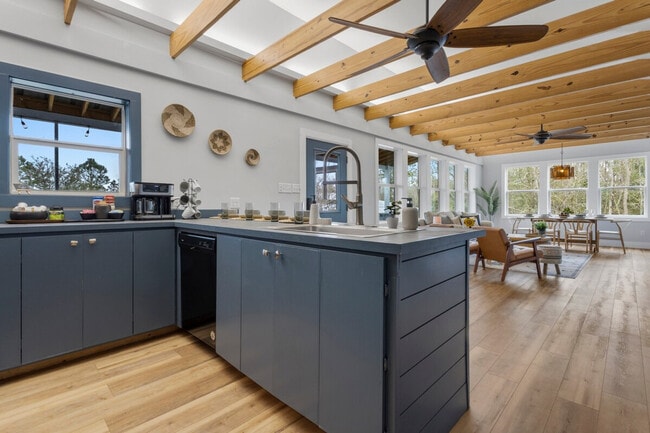 Building Photo - 304 Tide St