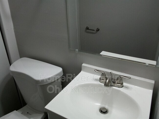 Building Photo - 973 Deerfield Ct
