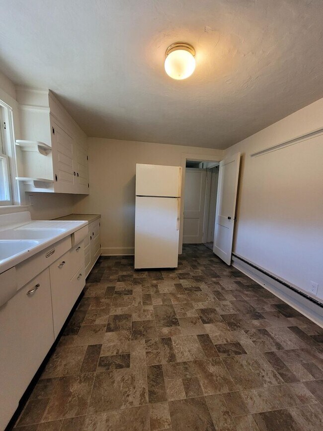 Building Photo - 104 N Custer Ave