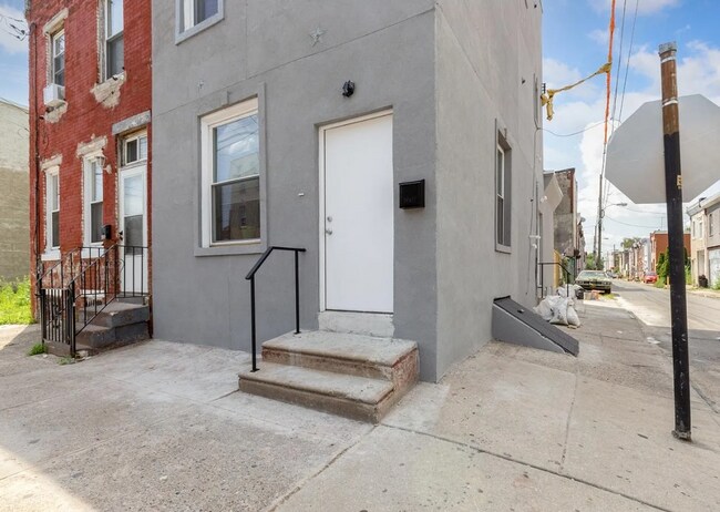 Building Photo - 410 Diamond St