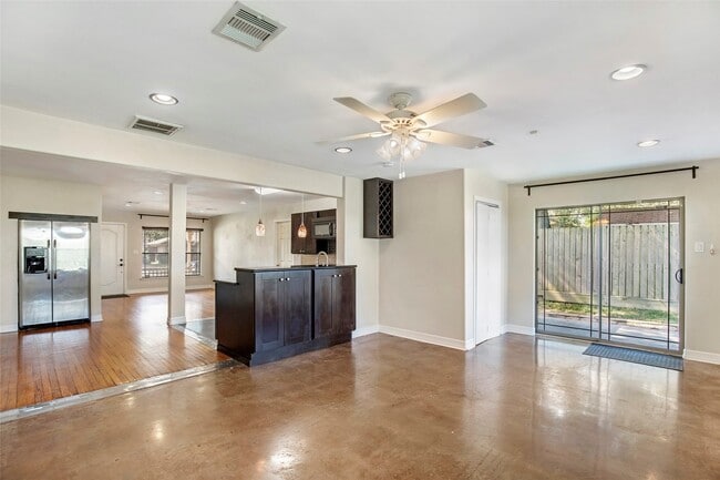 Building Photo - 2106 Stonecrest Dr