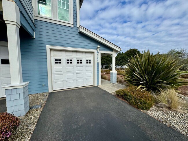 Building Photo - Single-Level 2BD/2BA in Face Rock Village – Bandon Beach Living Awaits