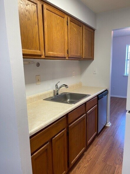 Building Photo - 2409 Pond View Dr