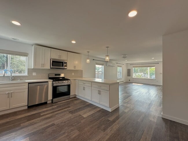 Building Photo - Modern & Stylish 4 Bed, 2.5 Bath Remodel!